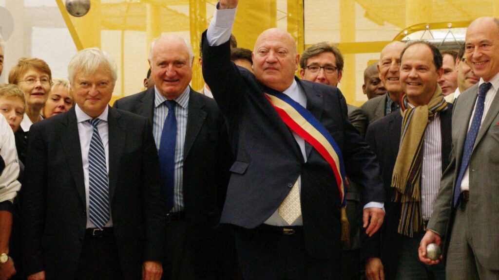 , ; Issy-les-Moulineaux : apr&egrave;s le fiasco des l&eacute;gislatives, Santini &eacute;jecte cinq adjoints